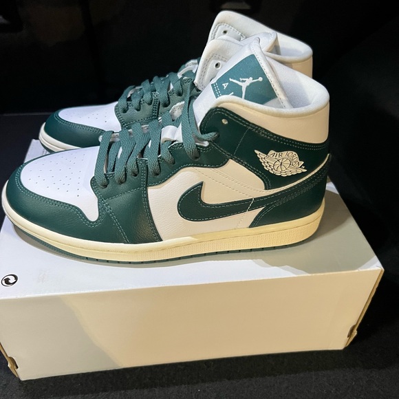Size 9 - Air Jordan 1 Mid Oxidized Green W - Picture 1 of 8